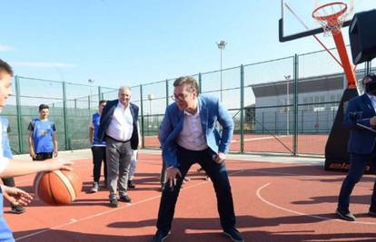 Vučić upisao školu za trenera košarke. Prisjetimo se kako je hrabro zalijepio bananu dječaku