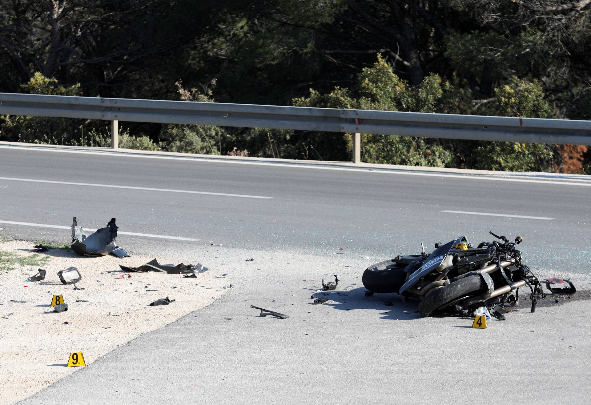 U prometnoj nereći kod Brodarice teško stradao motociklist