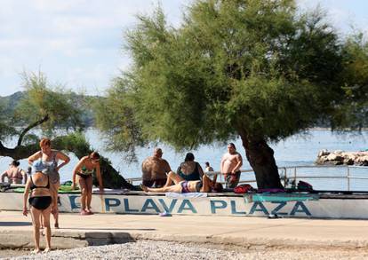 FOTO U Vodicama je jesen samo u kalendaru: Turisti na plažama upijaju sunce i uživaju u moru