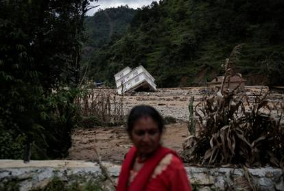 FOTO Katastrofa u Nepalu: Više od 200 mrtvih, poplave i bujice sve gore,  mnogi ostali zatrpani