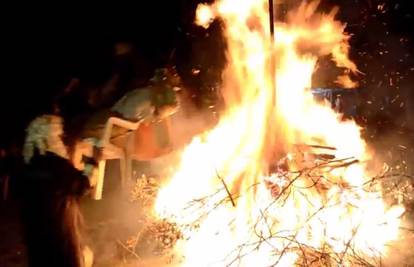Maškare zapalile lutku s likom Davora Šukera na Velom Vrhu