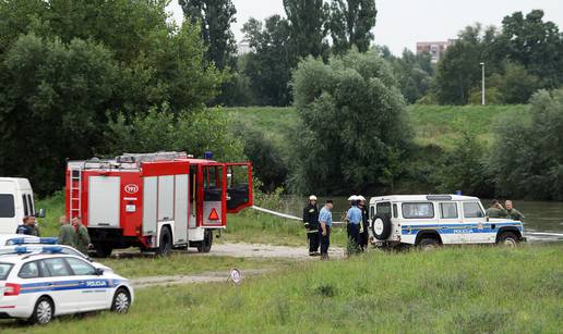 Policija pretražuje Savu: Fiat Uno se s nasipa zaletio u rijeku