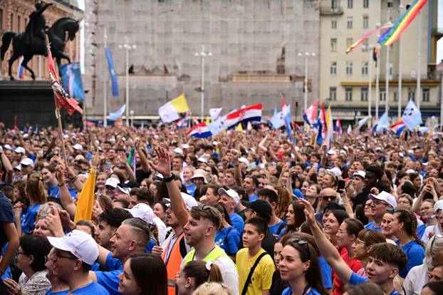Zagreb: Dolazak hodočasnika Antunovskog hoda na Trg bana Josipa Jelačića