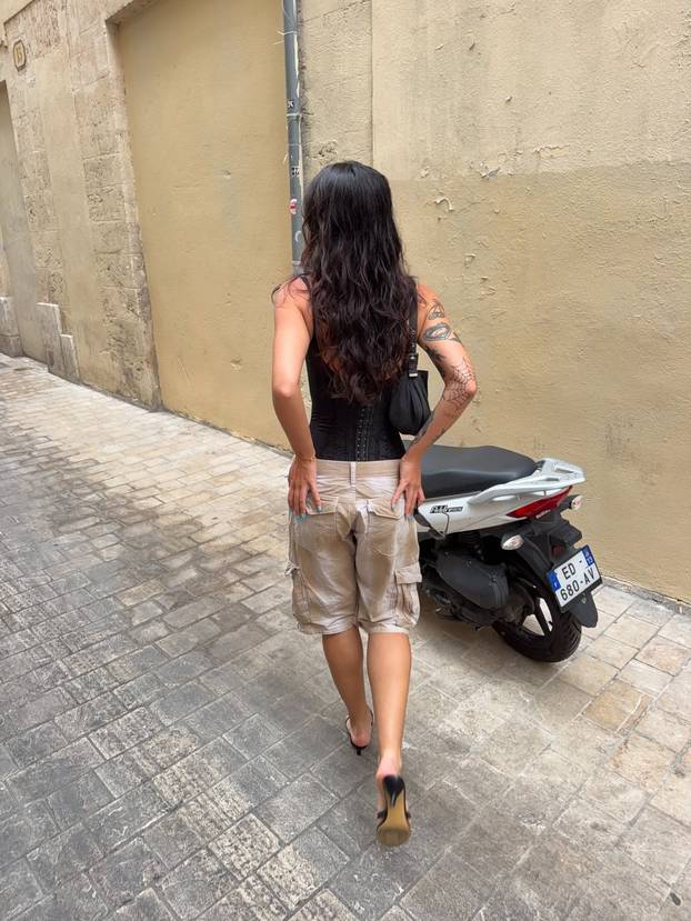 FOTO Sve nosi bez grudnjaka! Australka Eliza je cijela prirodna, kaže da voli slobodu