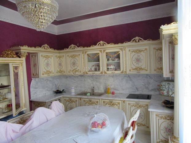 Ovako nešto nikad niste vidjeli! Prodaje se stan u Opatiji: Zlato, mramor, kipovi koji nose TV...