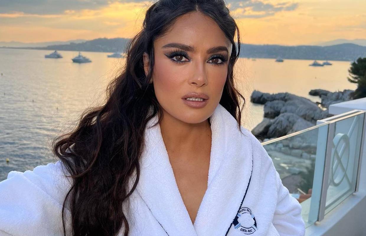 Salma Hayek počastila fanove zanosnim fotkama u ogrtaču, a oni pišu: Ne sliči na sebe, užas!