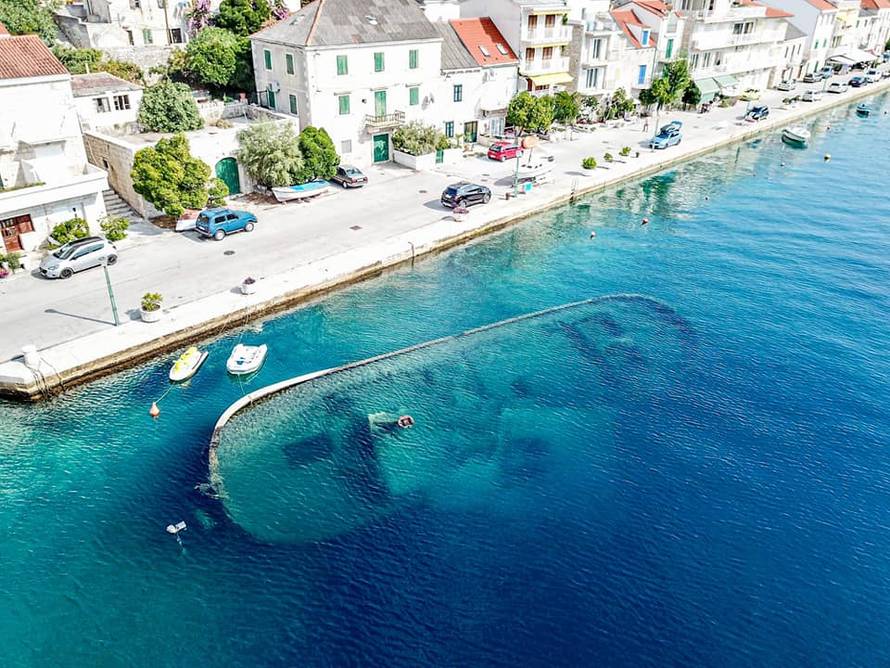 Brački 'Titanic' režu dio po dio, cijena vađenja - 180.000 kuna