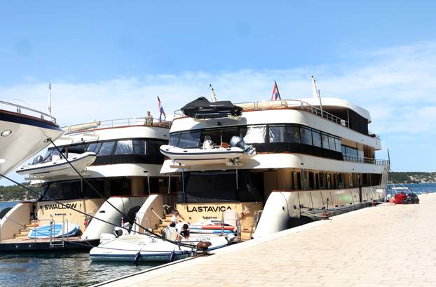 Šibenik: Kruzeri i turisti okupirali šibensku rivu