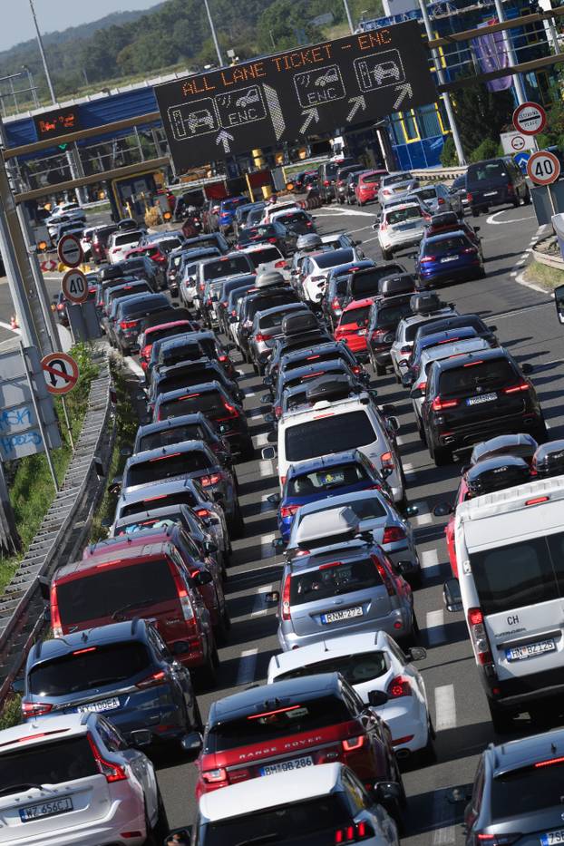 Zagreb: Pojačan promet u smjeru prema moru ispred NP Lučko