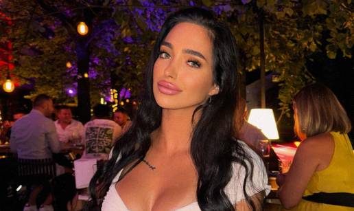 FOTO Goli&scaron;avo izdanje Laure iz 'Savr&scaron;enog': Objavila fotku iz auta, a malo toga je sakrila...