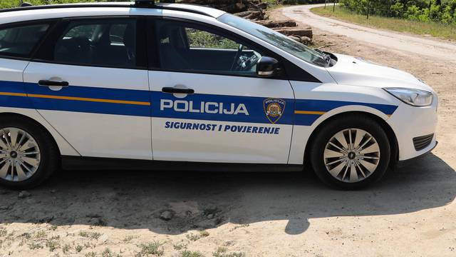 Policijska akcija u Koprivnici: Upali u kafić s pancirkama i kacigama, uhitili vlasnika