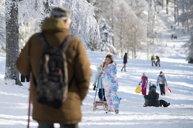 Zagreb: Građani uživaju u suncem okupanom Sljemenu 
