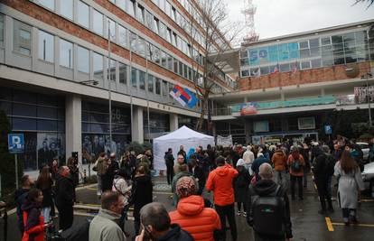 Kaos ispred RTS-a u Beogradu. Sukobili se studenti i policija. Zaposlenici jedva ušli u zgradu