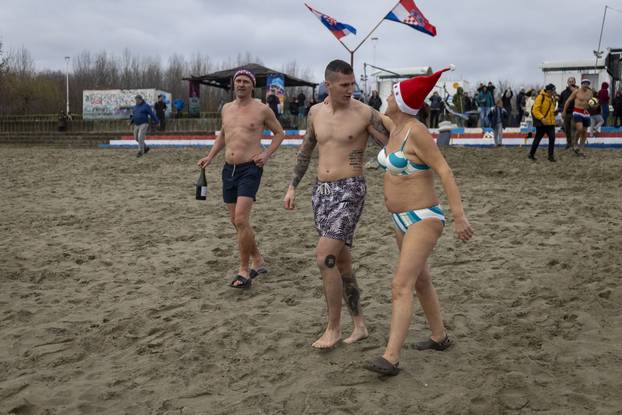 Osijek: Tradicionalno kupanje i picigin u rijeci Dravi