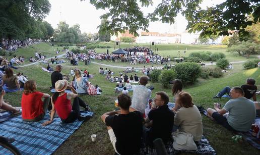 FOTO Klasika na otvorenom u Karlovcu: Komorni orkestar je odu&scaron;evio koncertom u parku