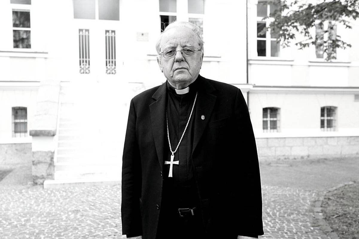 Biskup Mile Bogović pokopan je u kripti ispod oltara katedrale
