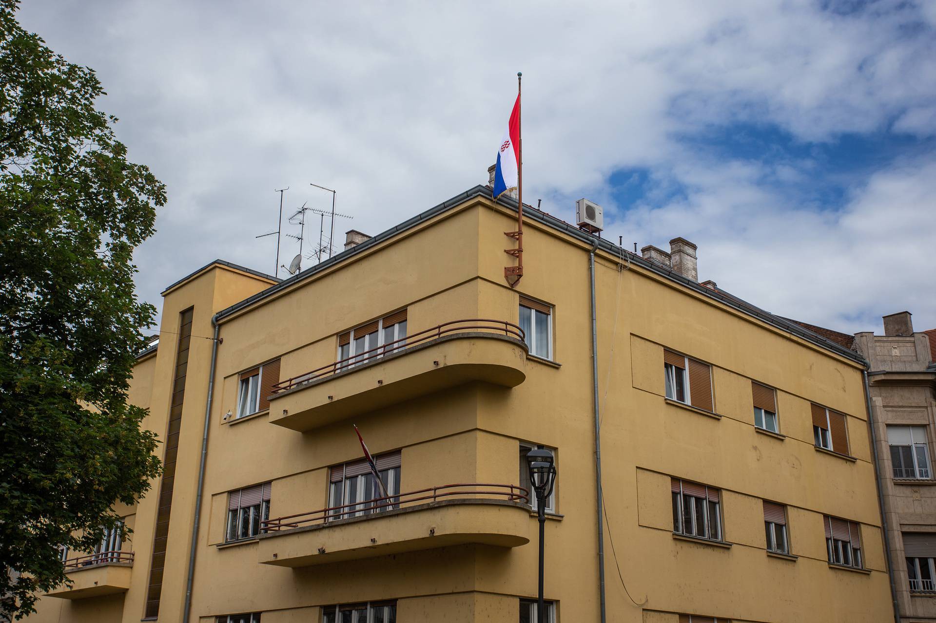 Osijek: Hrvatska zastava s prvim bijelim poljem na zgradi u kojoj živi Branimir Glavaš