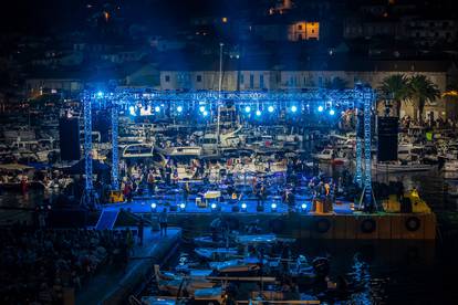 FOTO Počeo je koncert 'Trag u beskraju': Tisuće ljudi okupilo se u čast Oliveru Dragojeviću