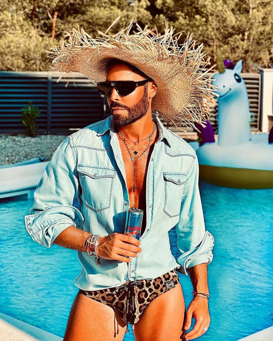 Slamnati šešir, leopard gaćice, jednorog... Grubnić se brčkao u bazenu u neobičnoj kombinaciji