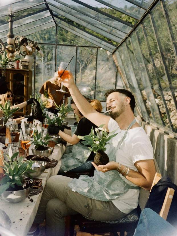 FOTO Farma blizu Splita na kojoj možete ručati među knjigama i družiti se sa životinjama