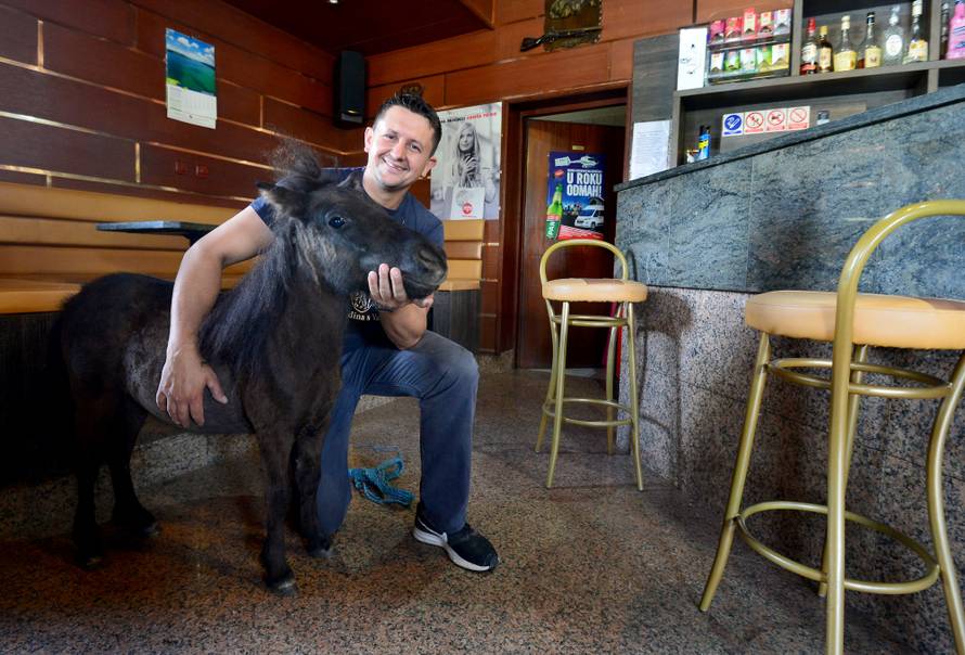 'Meni daj  jedan sok od mrkve, a dečkima ponovi što već piju...'