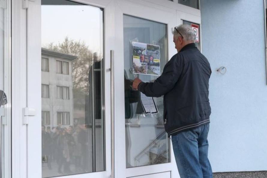 Prosvjednici bacali kamenje na zgradu općine, stigla je i hitna