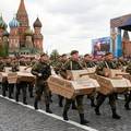 FOTO Putin u metalnom kavezu, tenkovi od kartona: Internet se sprda s paranojom ruskog vo&dstrok;e