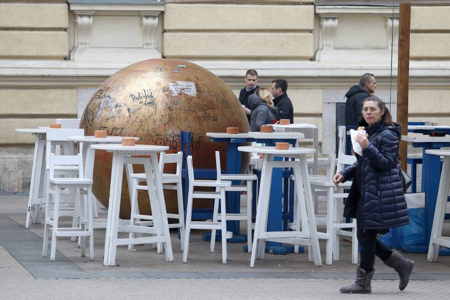 Kožarićevo Prizemljeno sunce se izgubilo u 'galaksiji' stolova