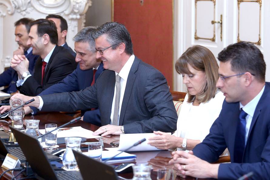 Tehnička vlada je Karamarka razriješila brojnih  dužnosti