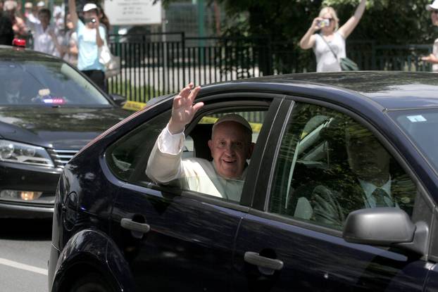 Sarajevo: Papa Franjo odlazi u svom Fordu i maše okupljenim vjernicima