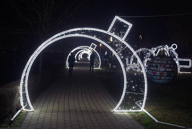 Sisak: Šareni božićni ukrasi uljepšavaju grad u vrijeme Adventa