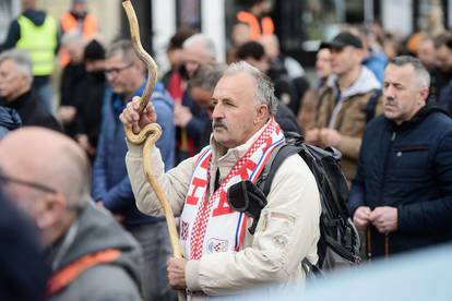 Zagreb: Muškarci okupljeni na molitvi krunice na glavnom gradskom Trgu