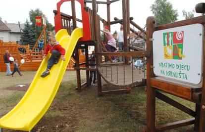 Djeca u Velikoj Gorici dobila su novo igralište od 100.000 kuna