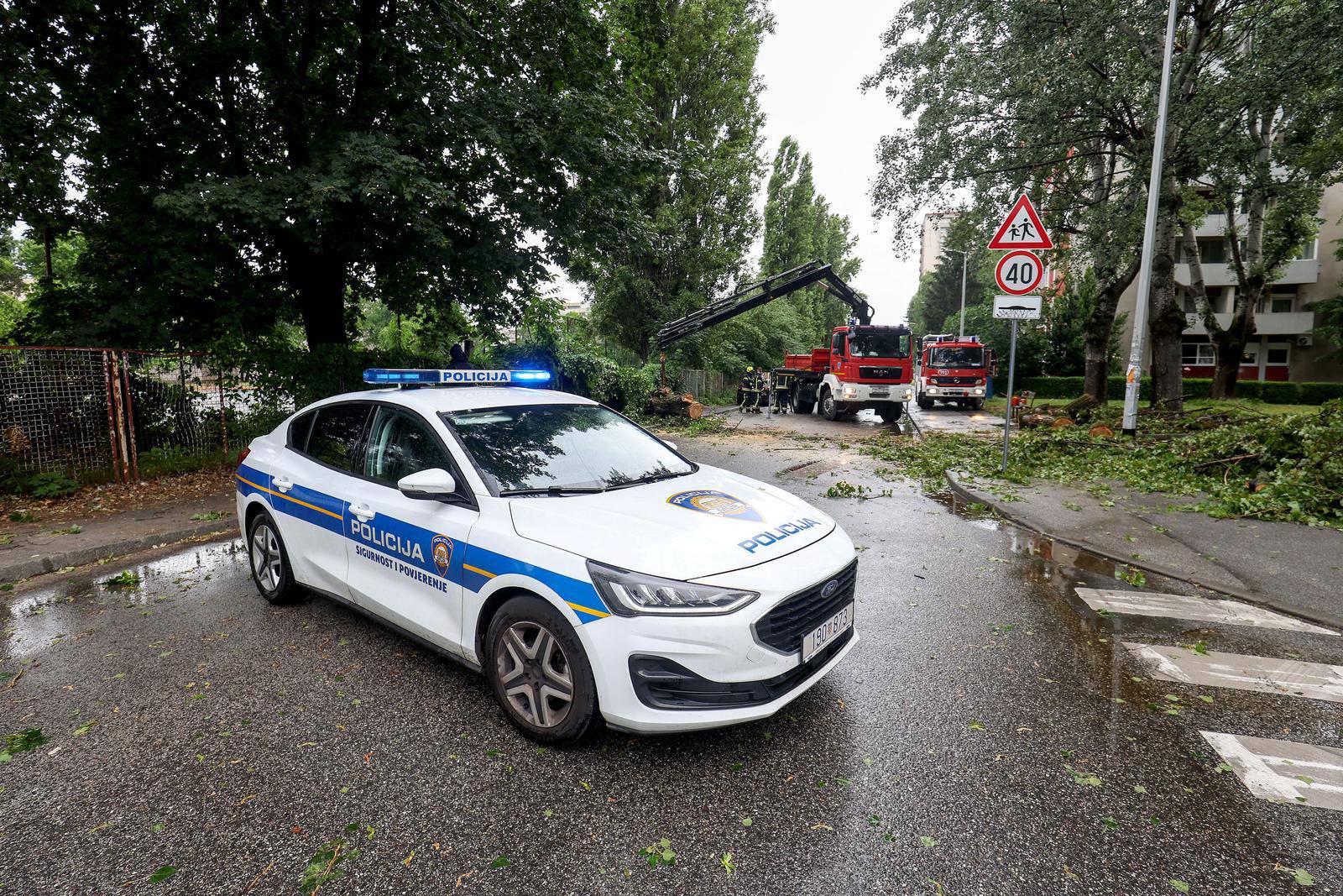 Nevrijeme pogodilo Zagreb, vjetar rušio drveća na automobile 