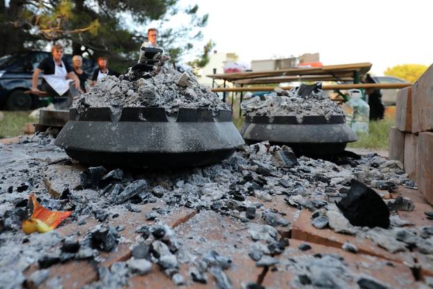 Valbandon: Valbandon obavijen mirisima čripnji