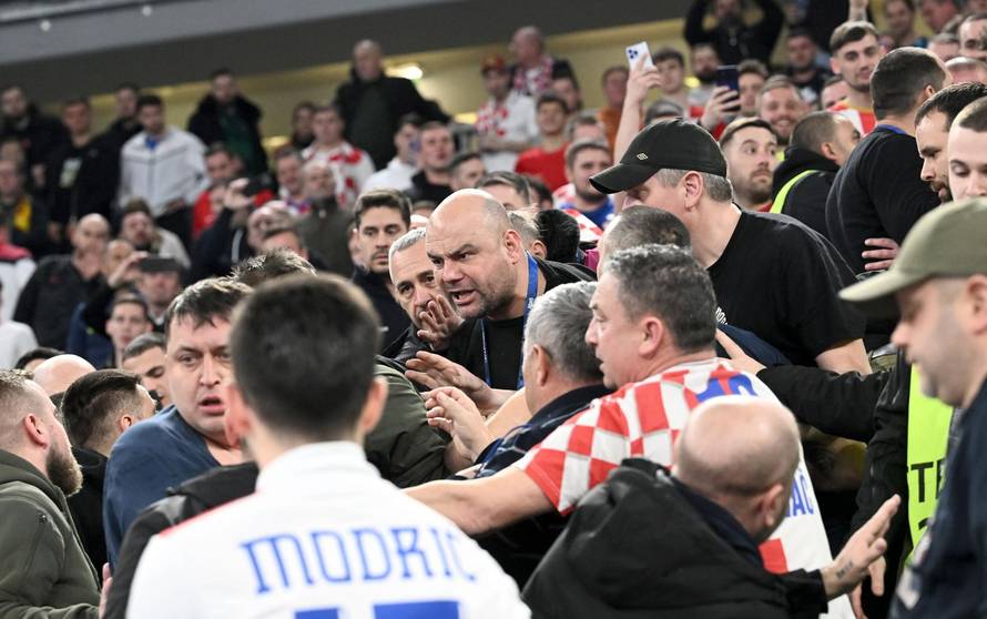 Ljubljana: Tijekom polufinalne utakmice između Hrvatske i Španjolske na tribinama je došlo do naguravanja