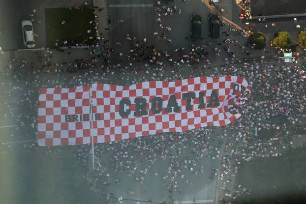 SP 2026 Dallas: Pogled sa nebodera na veliku povorku hrvatskih navijača u Dallasu uoči utakmice Engleske i Hrvatske na Svjetskom prvenstvu