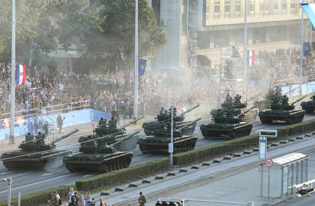 Zagreb: Pogled iz KD Vatroslav Lisinski na vojni mimohod 