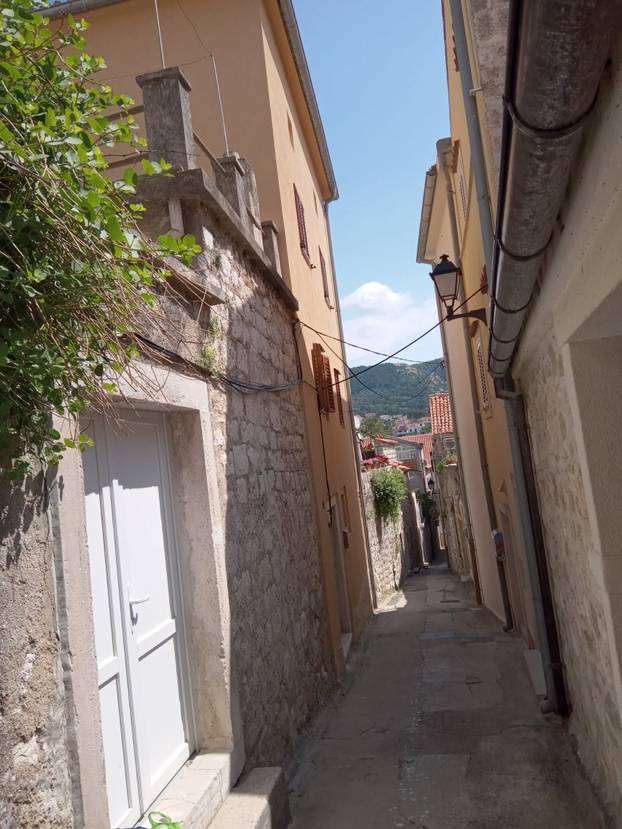 FOTO Ova kuća na Rabu ima 40 m2. Za nju traže 250.000 eura!