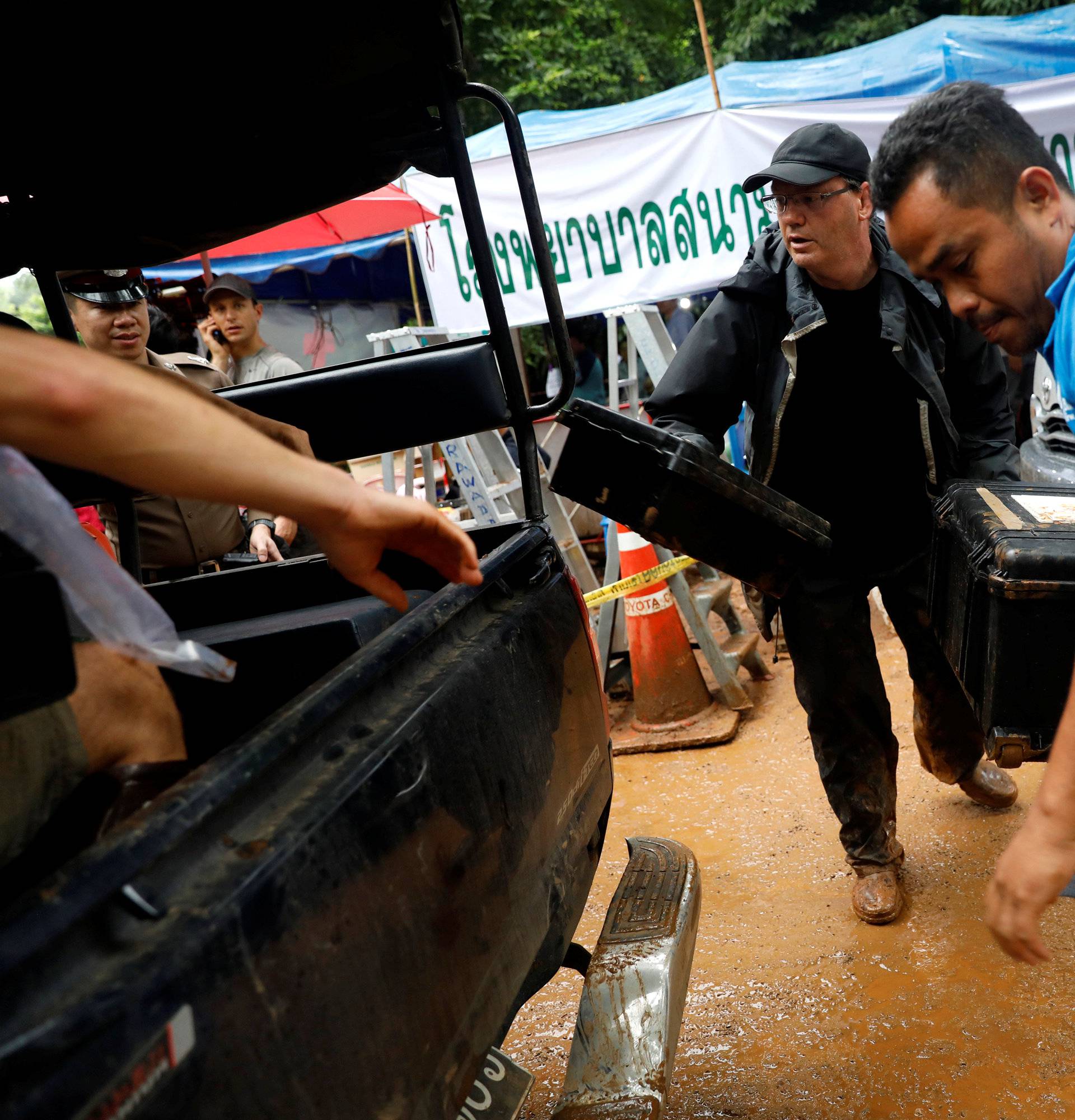 Journalist leave  from Tham Luang cave complex as Thailand government announced all of the media have to move urgently,  in the northern province of Chiang Rai