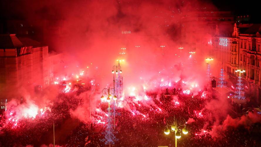 Prava ludnica vlada na Jela?i?evom trgu, Vatreni krenuli prema Trgu