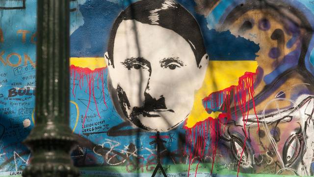 Putin prikazan poput Hitlera na Lennonovom zidu u Pragu  