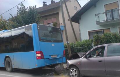 Autobus stao da putnici izađu, pa ga udario auto