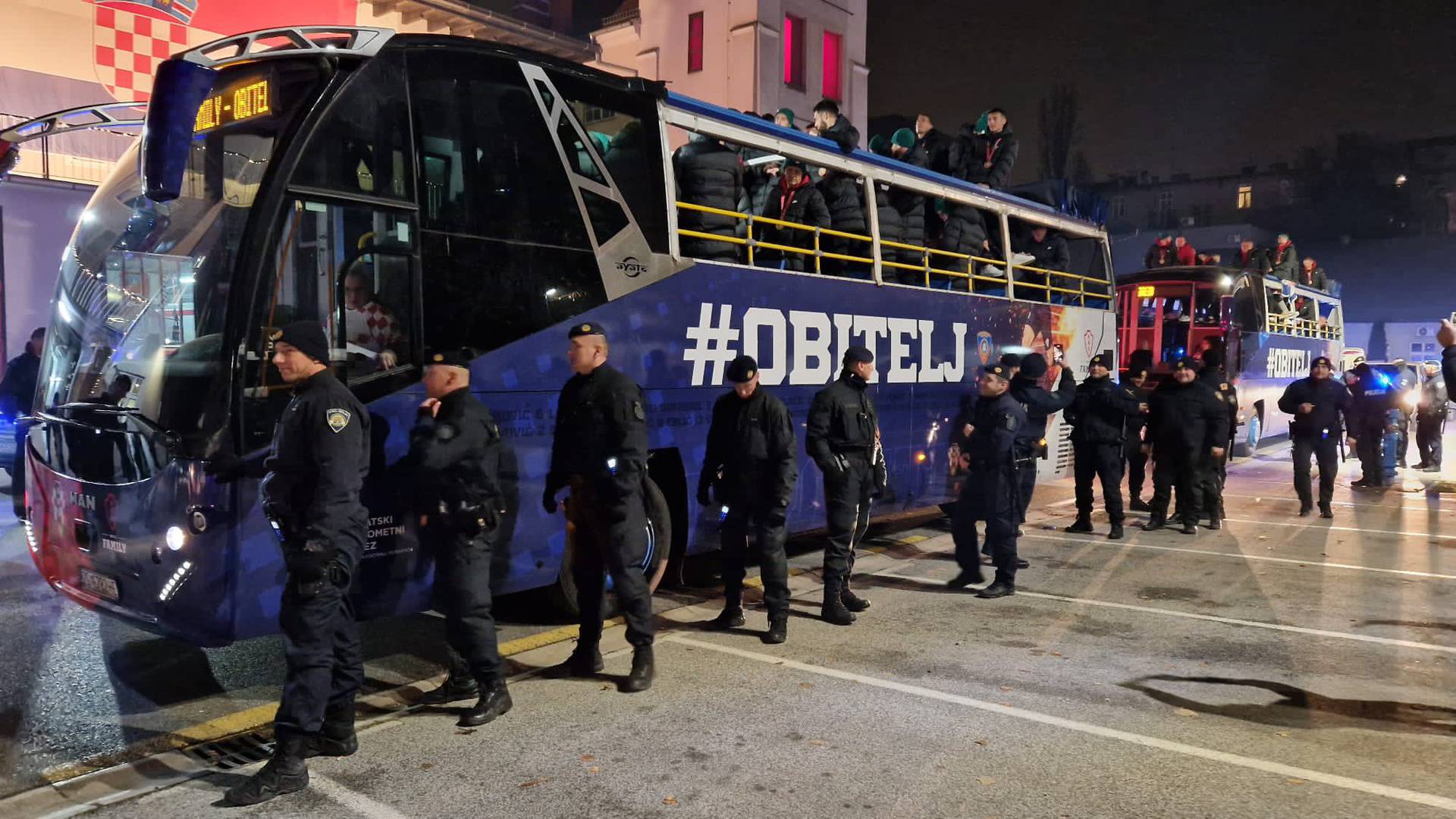 FOTO Bakljada kod Lisinskog, 'vatreni' prešli u otvoreni bus