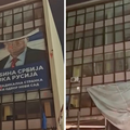 VIDEO: Gra&dstrok;ani u Novom Sadu uklonili &Scaron;e&scaron;eljev plakat sa zgrade: Skinuli ga kao krpu