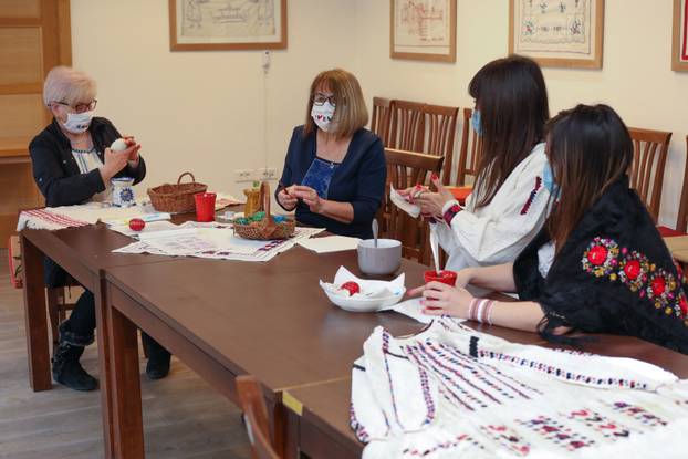 Beli Manastir: Pokazna radionica ukrašavanja pisanica motivima baranjskog šokačkog veza