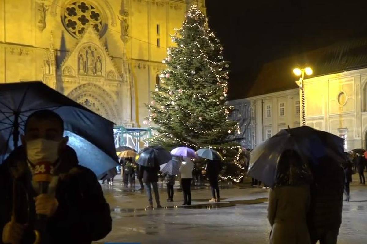 Kiša nije omela vjernike ispred zagrebačke katedrale, u Splitu kasnili s početkom polnoćke