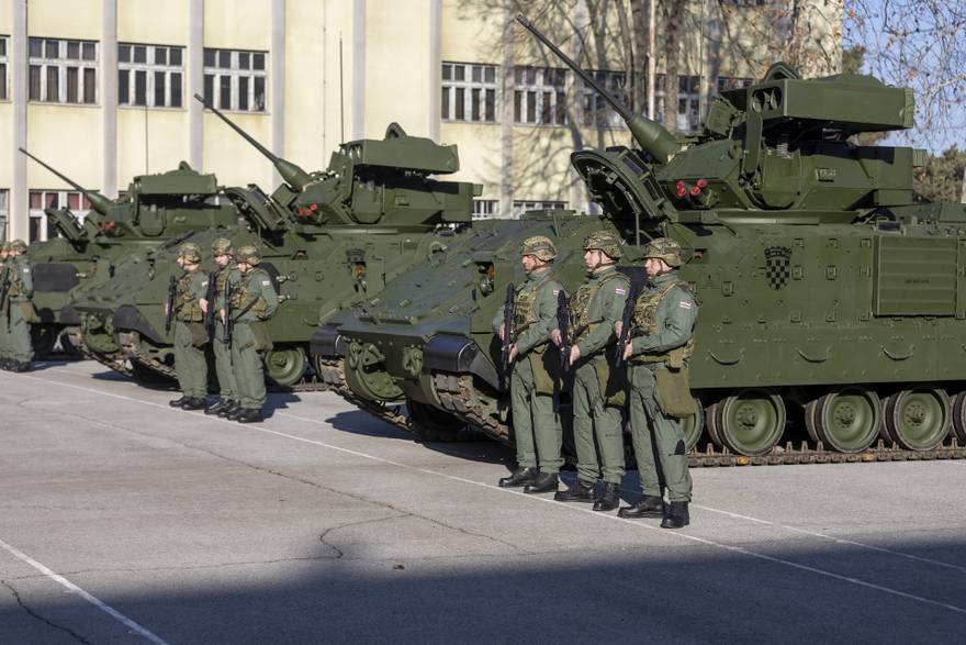 Svečana primopredaja prvih borbenih vozila Bradley