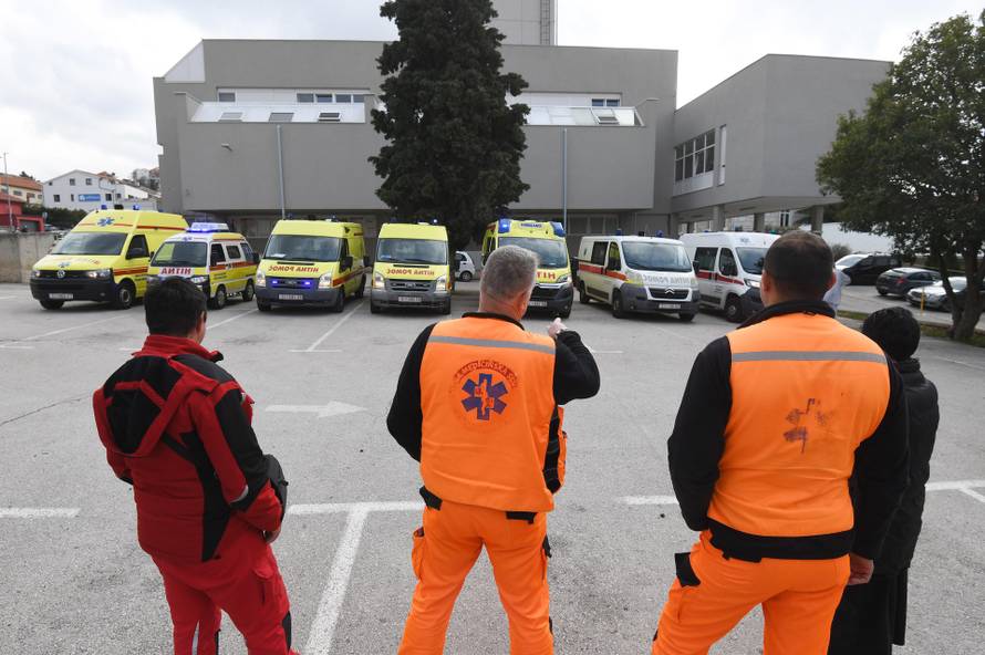 Šibenik: Zvukom sirena Hitna pomoć i sanitetski prijevoz prosvjedovali zbog beneficiranog staža