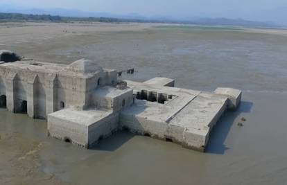 Kao Atlantida: Iz jezera izvirio hram star gotovo 500 godina